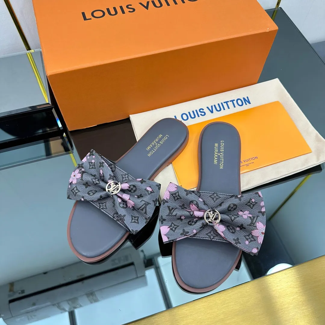 👟👟Ex-factory price 280👟👟 (available all year round) ❥V’s latest popular special material lock it series lock mop, super heavy industry launches! The golden lock on the toe is engraved with the LV letters logo 🔸Number of sizes 34-42) Welcome new and old customers to place orders in the picture above.